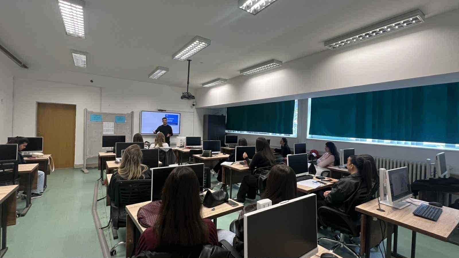 Teach For Kosova mban sesionet informuese për Programin e Fellowshipit